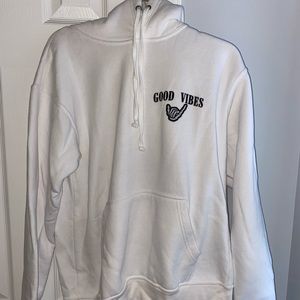 good vibes skull hoodie 🤟🏼 🌙